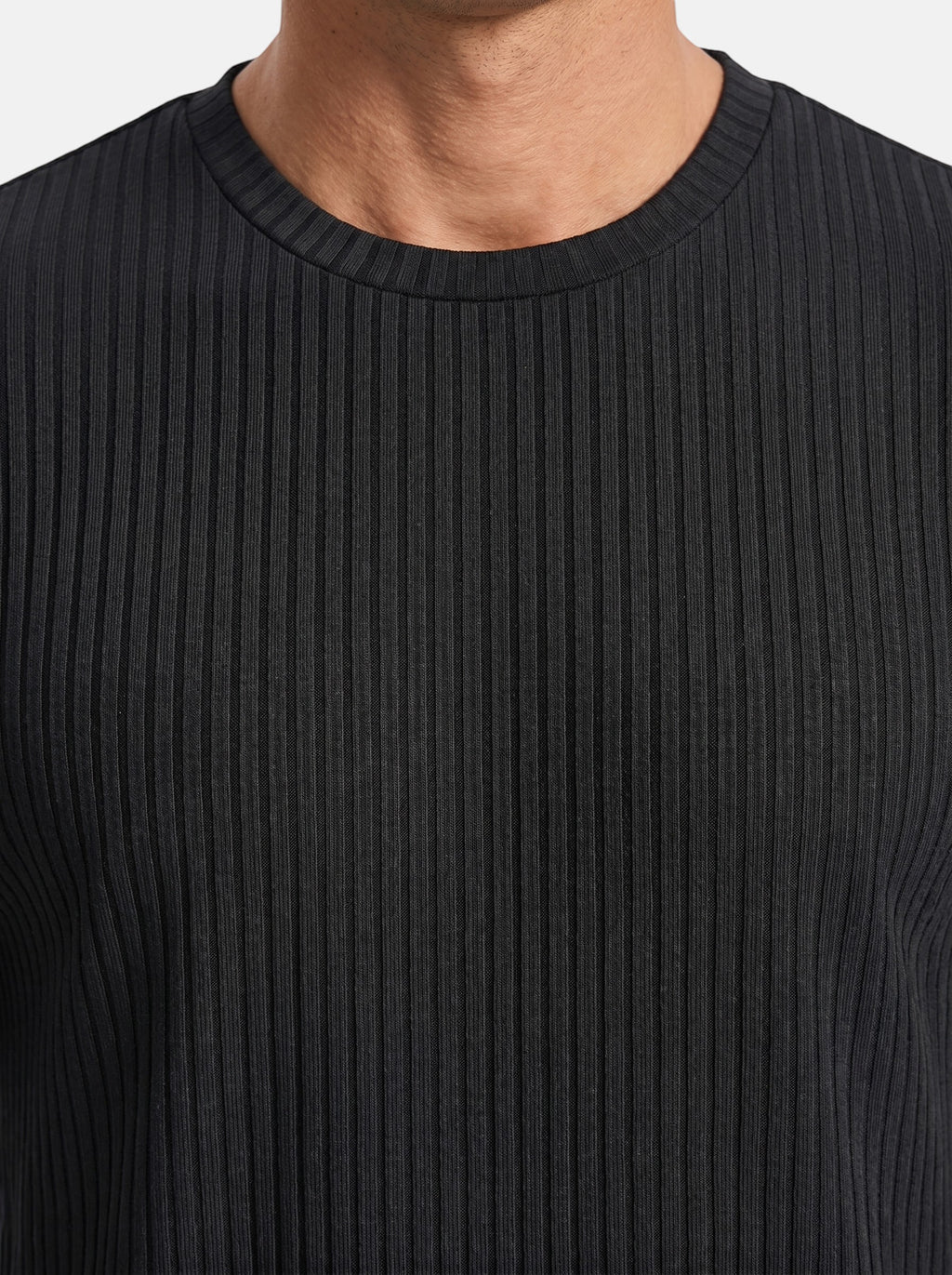 Venatte men's black slim-fit short-sleeve knit t-shirt with crew neckline and vertical ribbing.