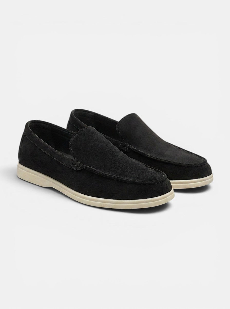 Venatte men's black faux suede slip-on loafers with a cream rubber sole. Casual flats with moccasin construction.