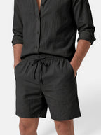 Venatte men's black linen shorts with elastic waistband and drawstring. Relaxed fit, breathable cotton-linen blend.